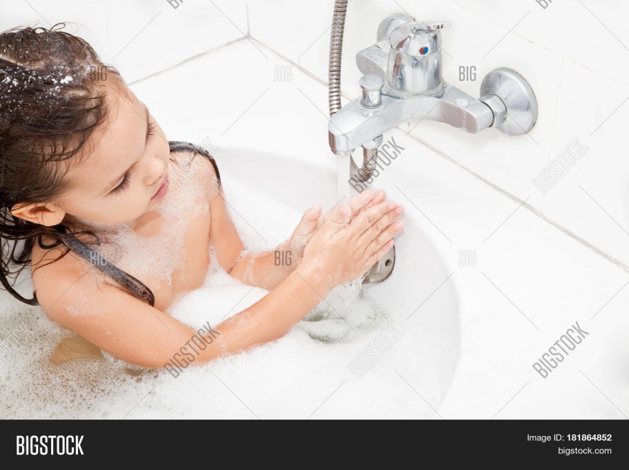 Маленькая девочка в ванной комнате