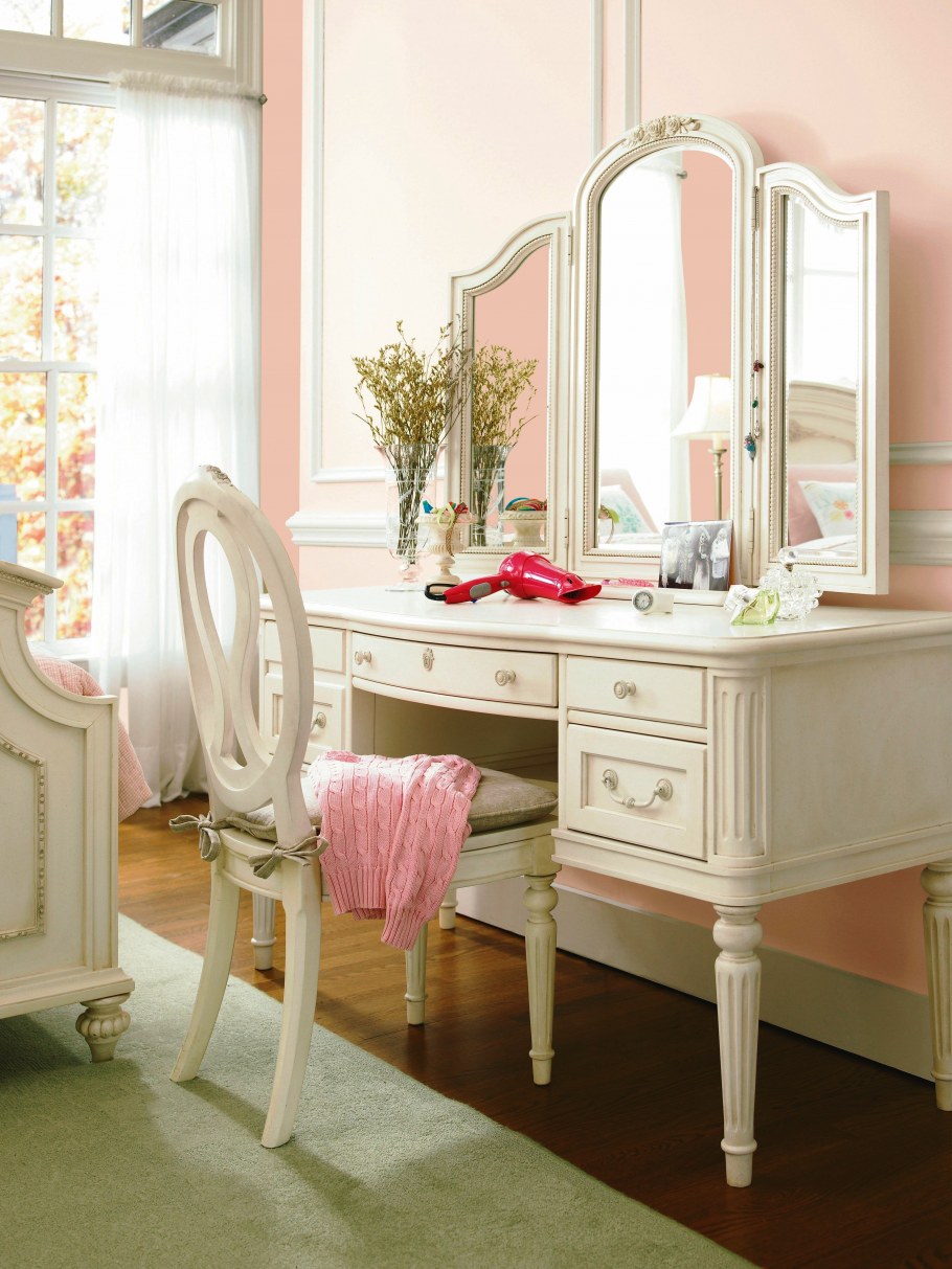 Маленький туалетный столик