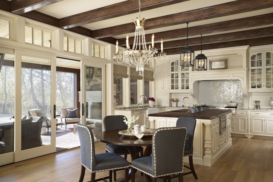 Гостиная столовая в загородном доме