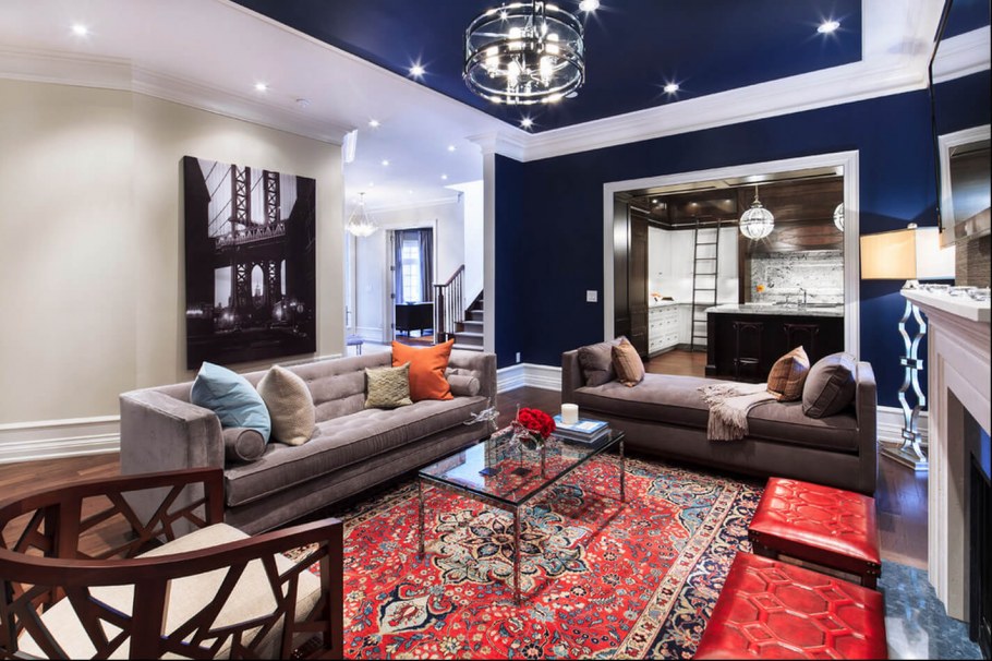 Синие стены в зале