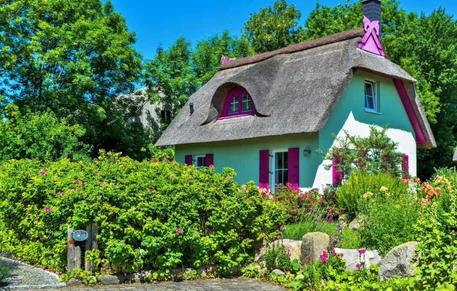 Домик в зелени