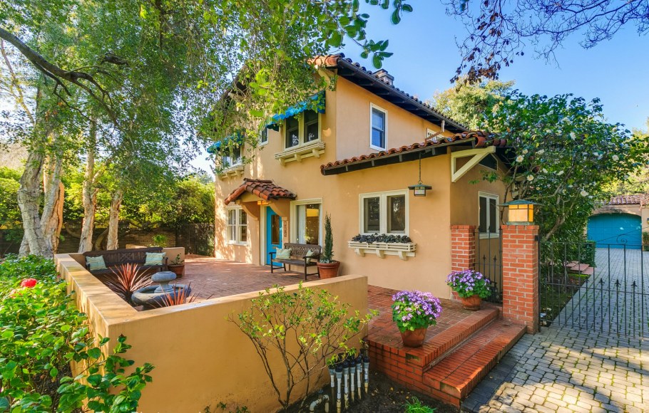 Домик с садом у моря