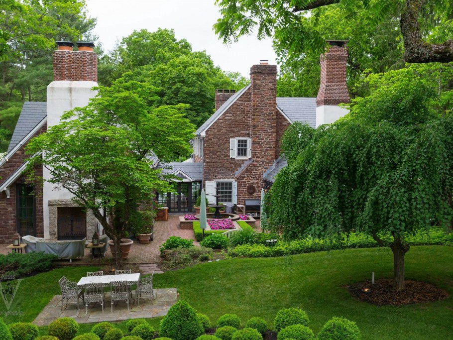 Загородный дом с садом