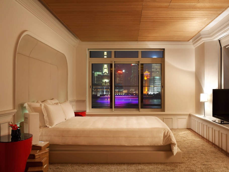 Комната с телевизором и кроватью