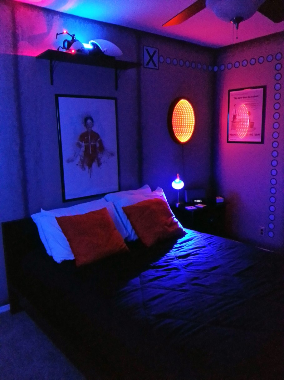 Комната с кроватью в темноте