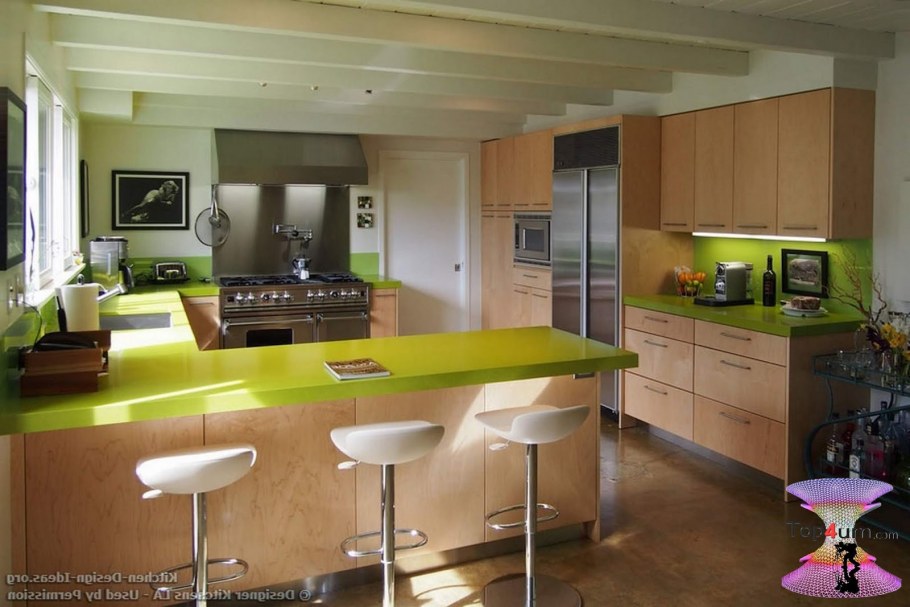 Салатовая кухня с барной стойкой