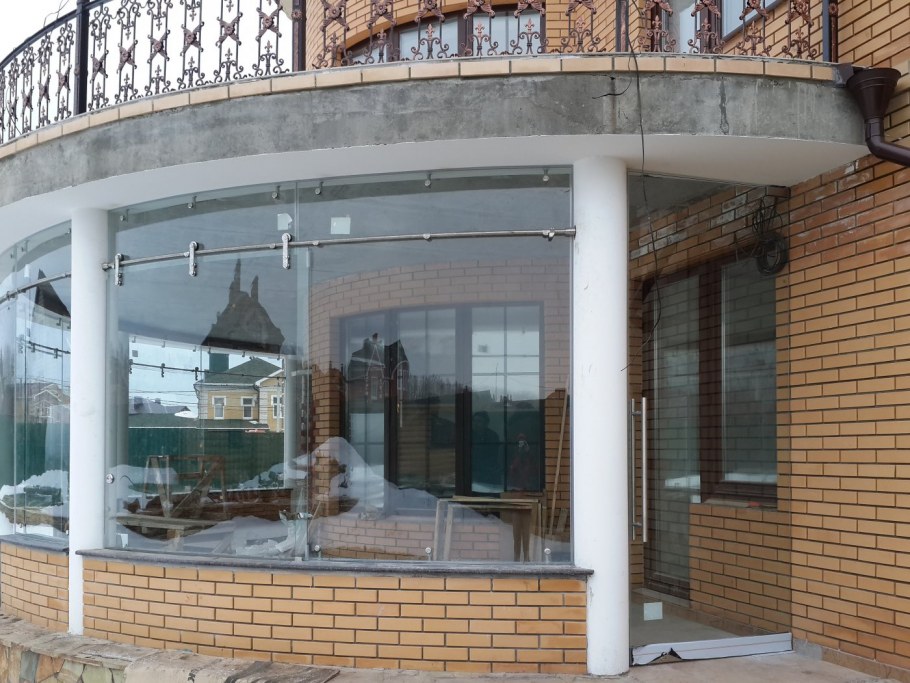 Безрамное радиусное остекление