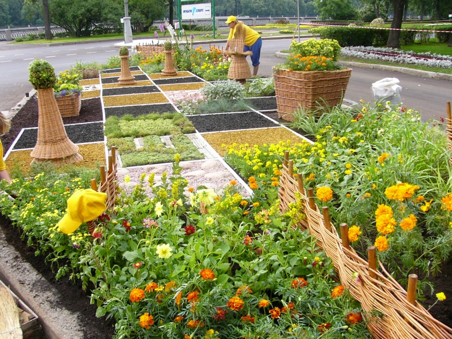 Модульные цветники в ландшафте