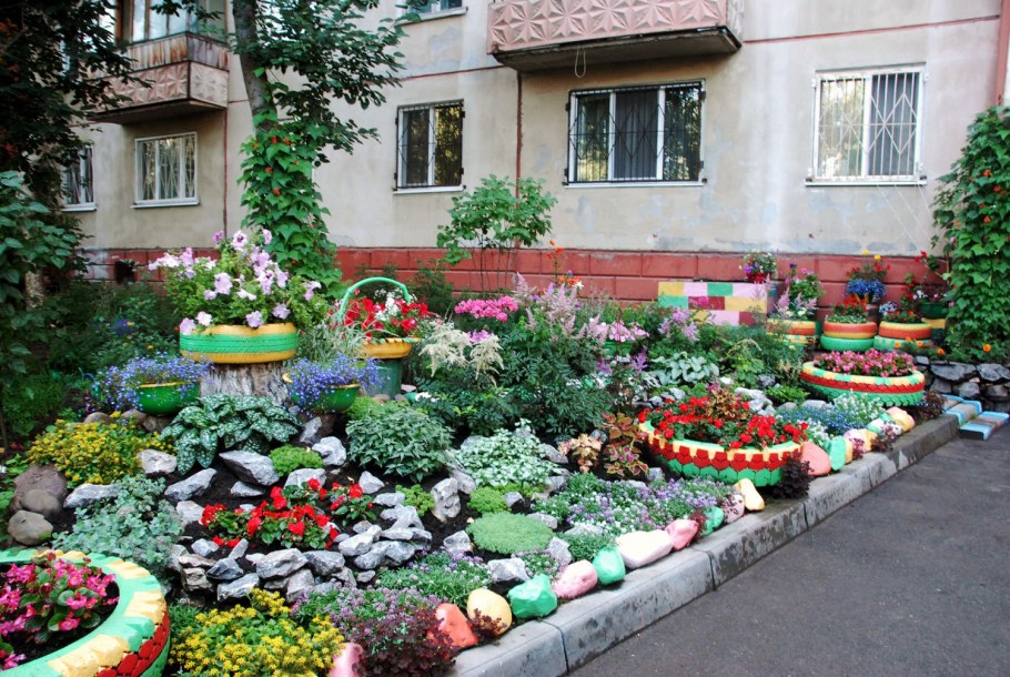 Цветочные клумбы во дворе