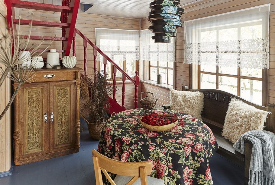 Декор из ящиков деревянных для сада