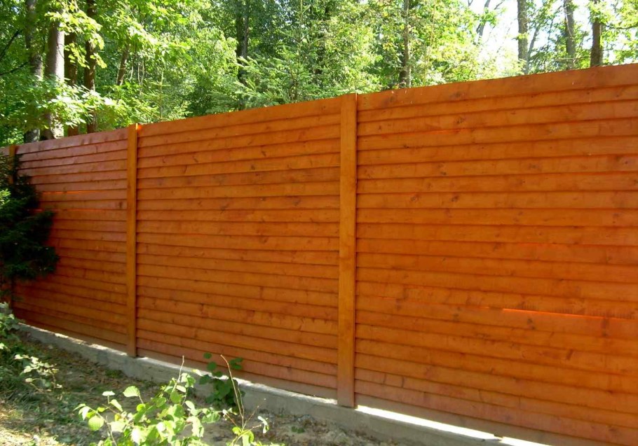 Забор из штакетника деревянного
