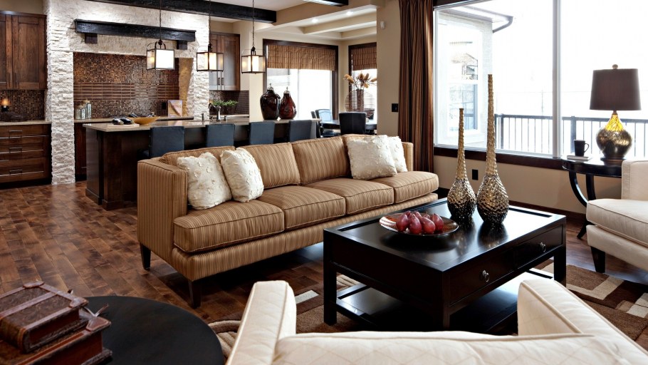 Диван посередине гостиной