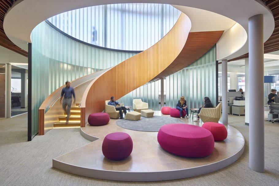 Круглая лестница в общественных зданиях