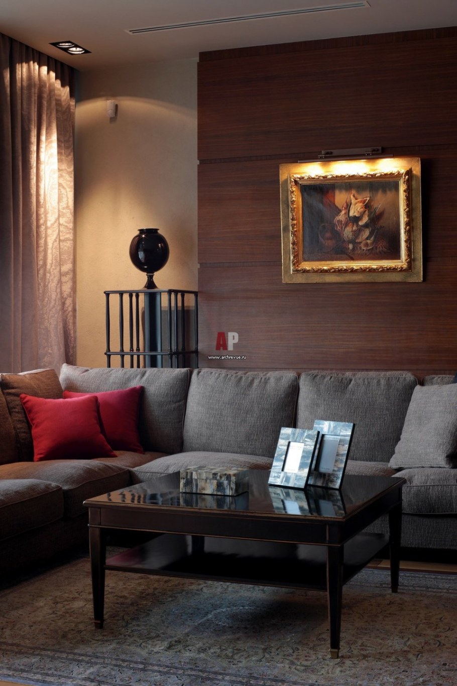 Стена над диваном в гостиной