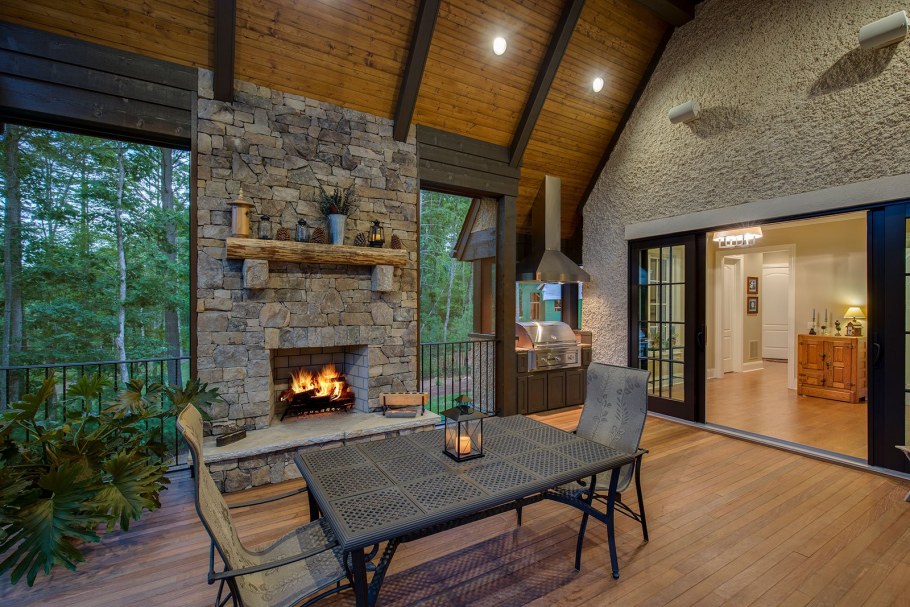 Веранда с камином