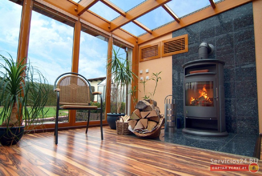 Застекленная веранда с камином барбекю