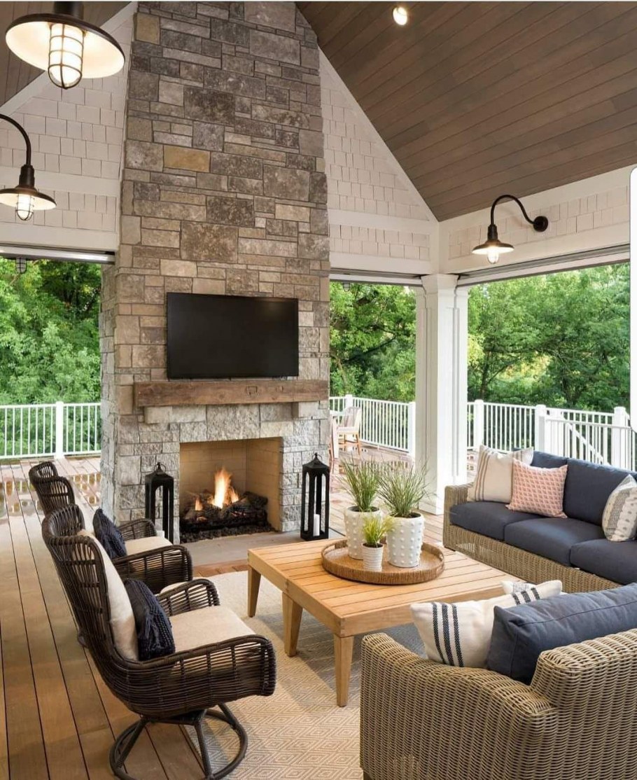 Зимняя веранда с камином