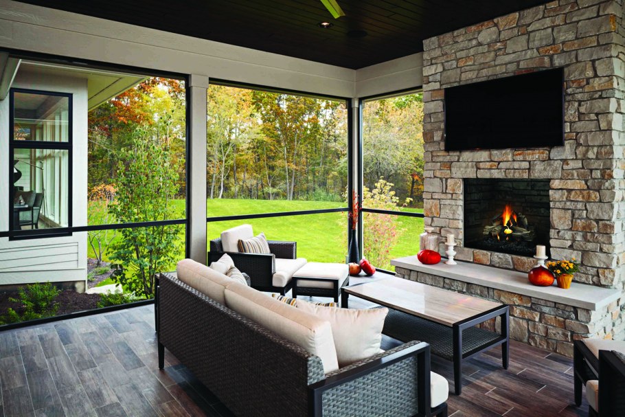 Закрытая веранда с камином