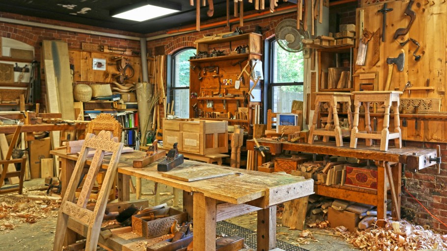 Японка в столярной мастерской