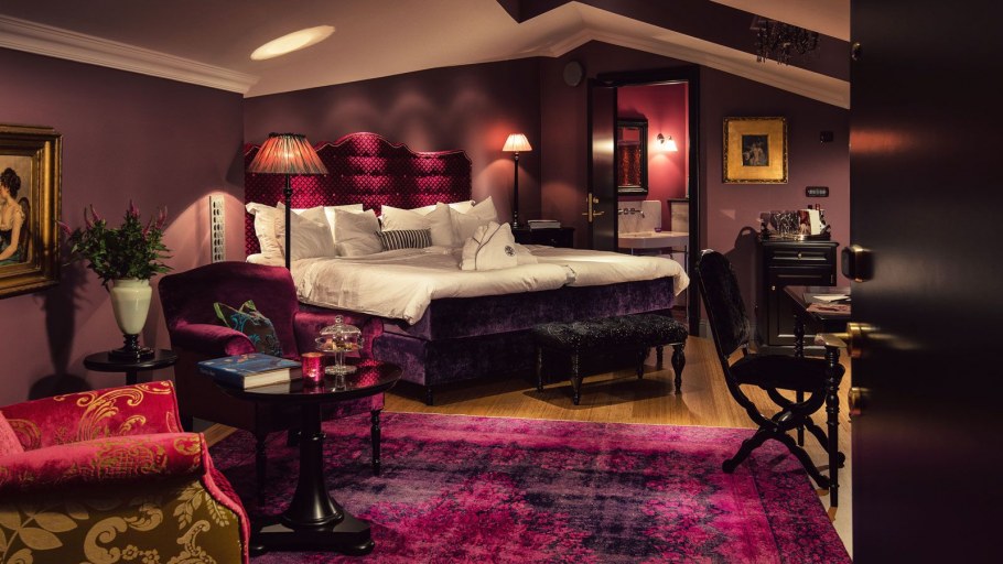 Комната в бордовом цвете