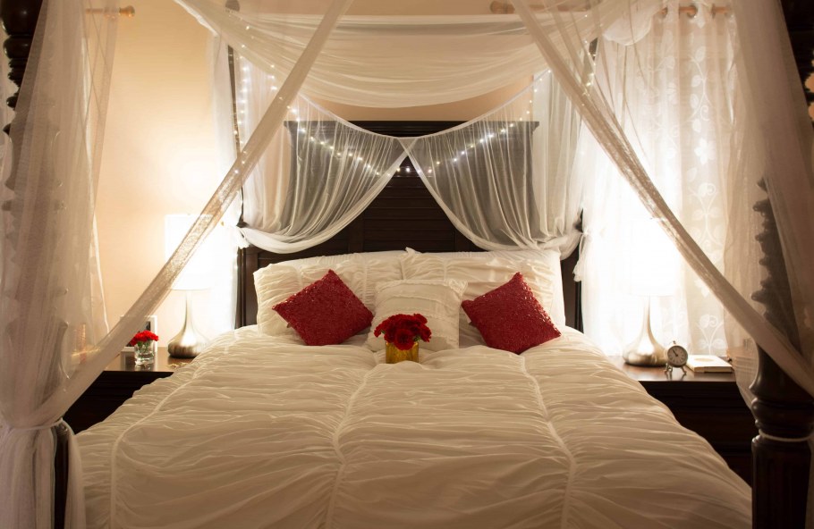 Красивая кровать с балдахином