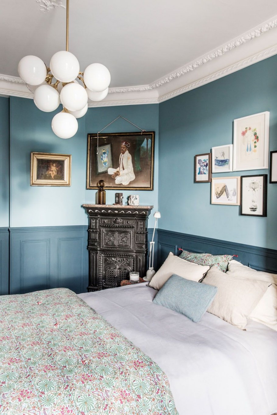 Голубой цвет стен в спальне