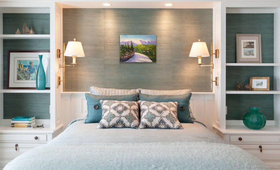 Полки в изголовье кровати