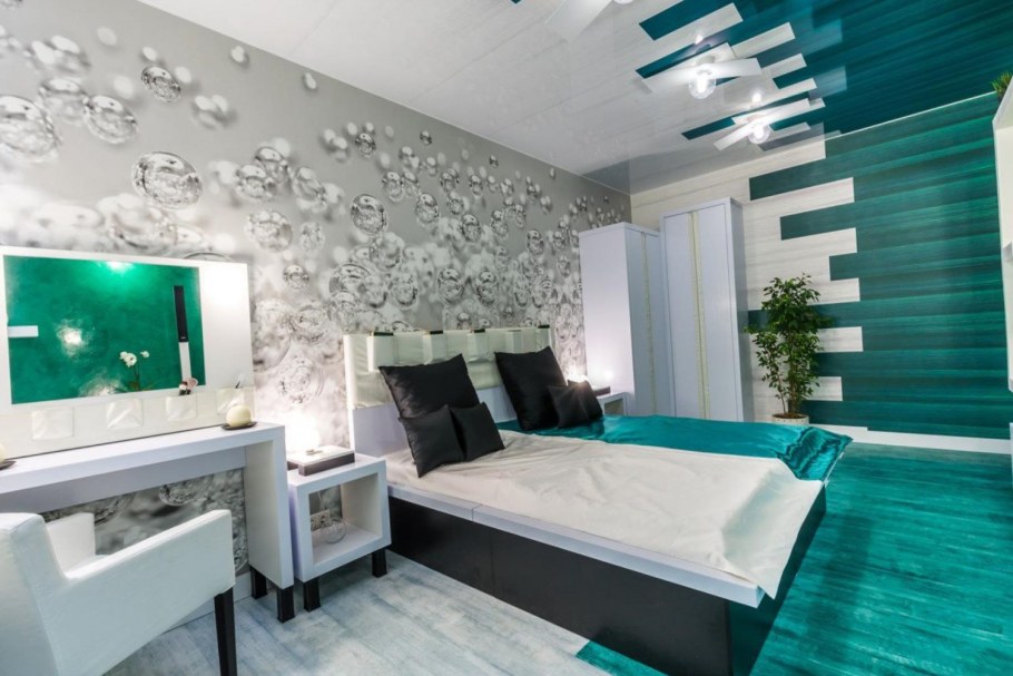Комната с бирюзовыми обоями