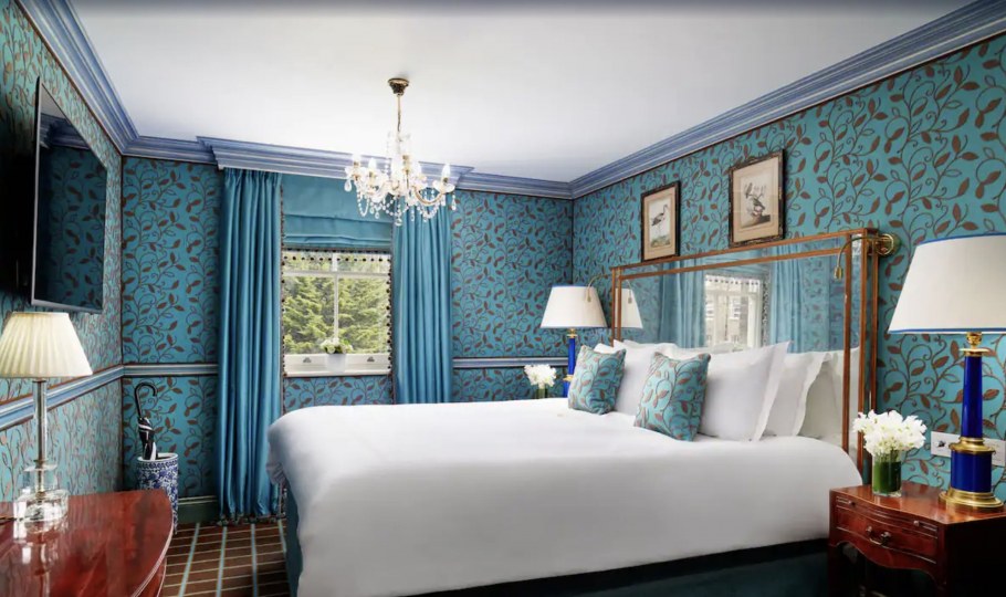 Викторианская спальня в бирюзовых тонах