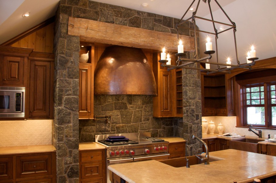 Кухня отделанная камнем