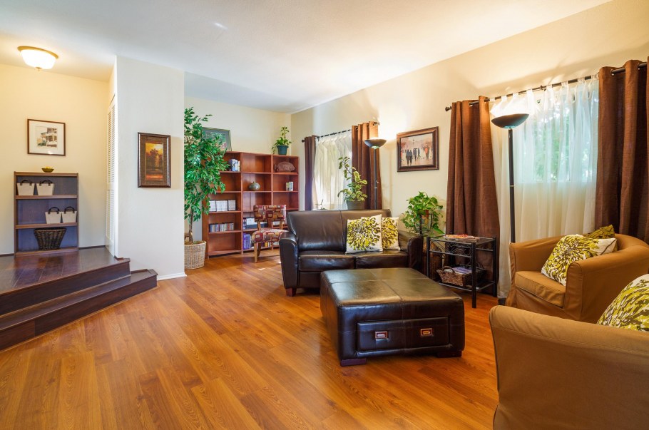 Рыжий пол в интерьере гостиной