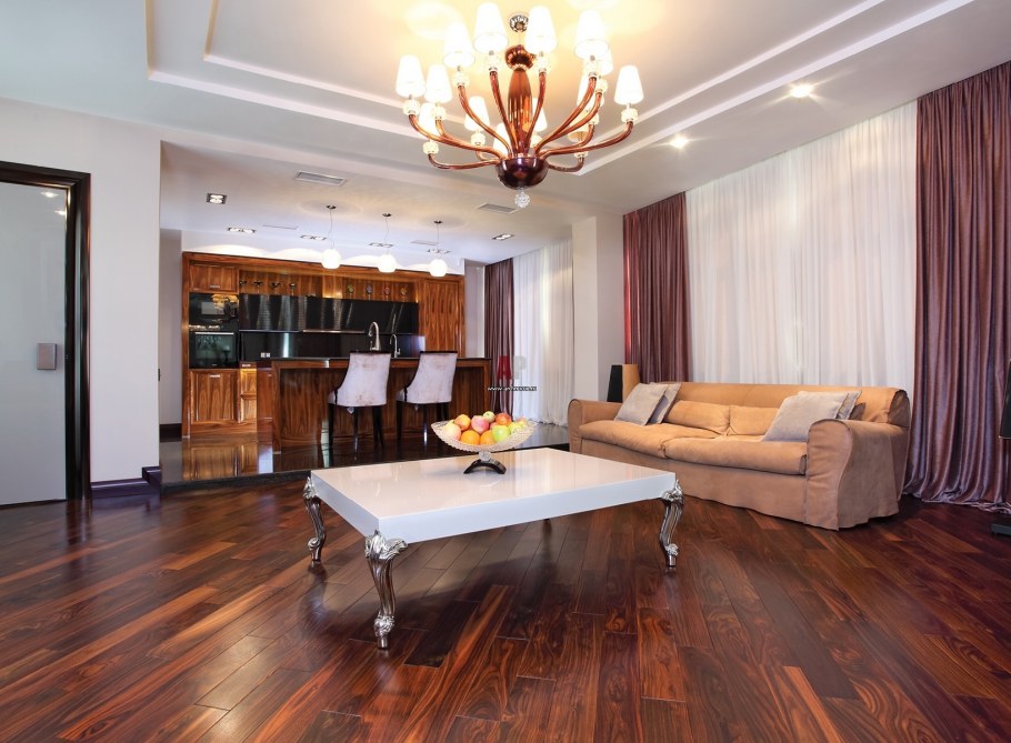 Интерьер квартиры с темным паркетом