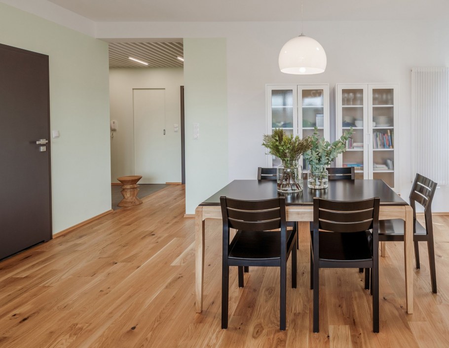 Рыжий пол серые стены