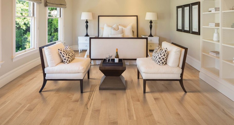 Рыжий пол в интерьере гостиной