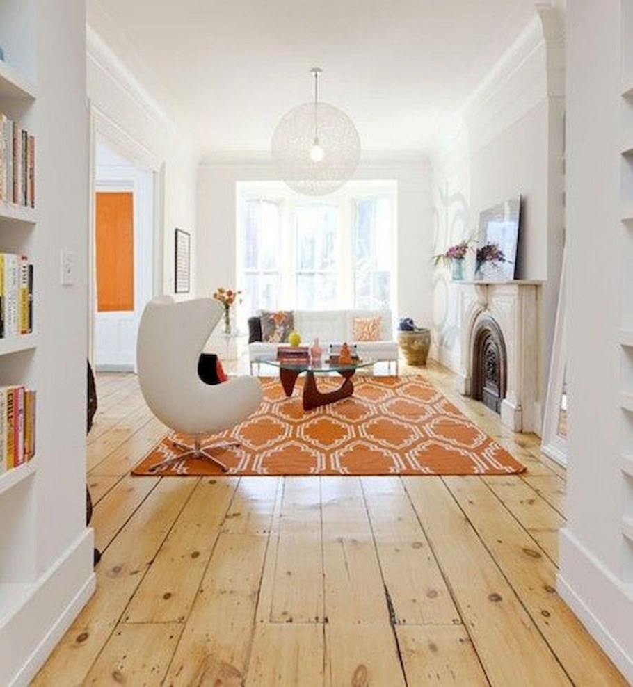 Белые стены деревянный пол