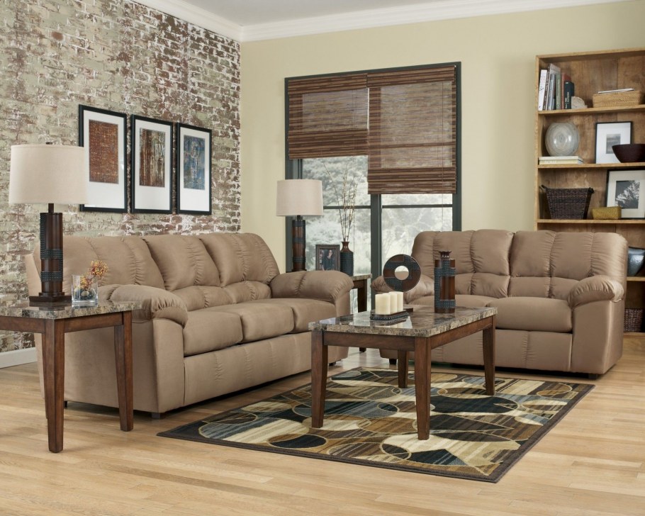 Светло-коричневый диван в интерьере