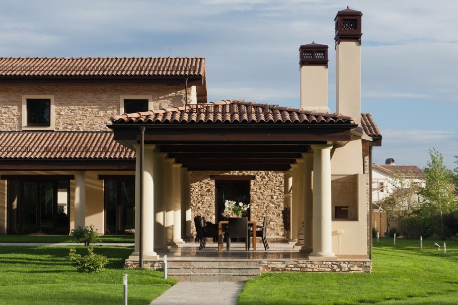 Дом с черепичной крышей в Испании Италии