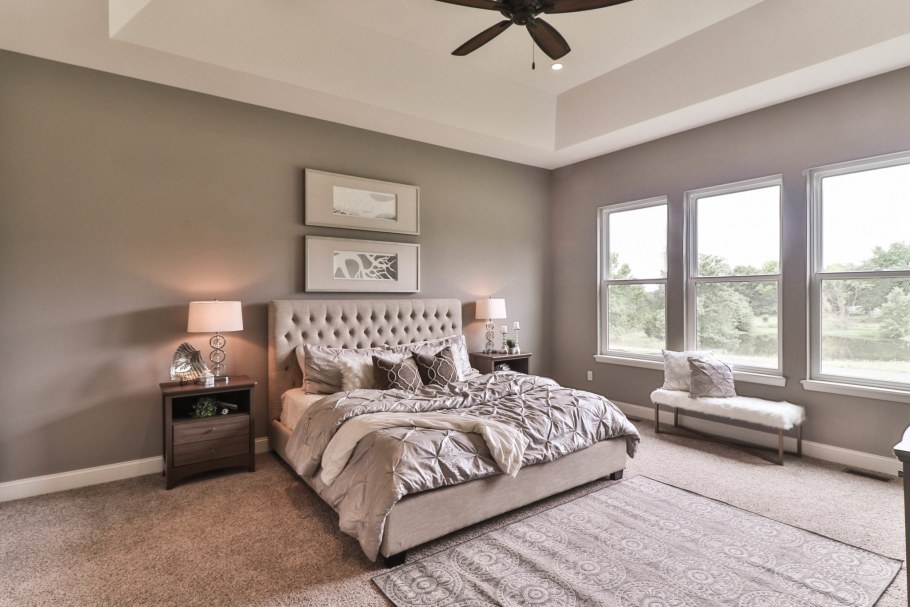 Серый пол и бежевая мебель