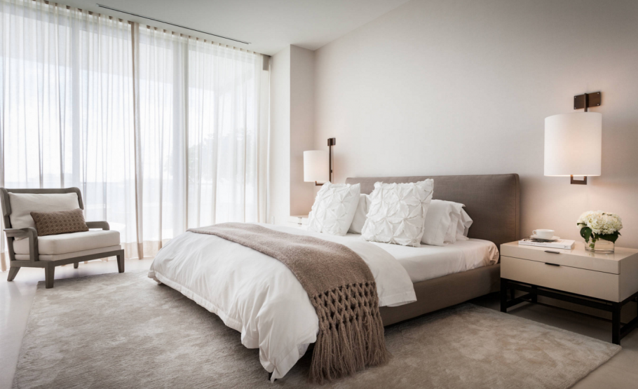 Спальня в светлых тонах