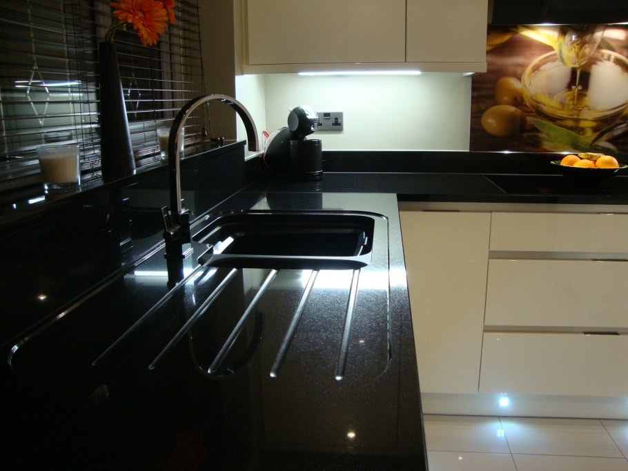 Столешница из черного гранита