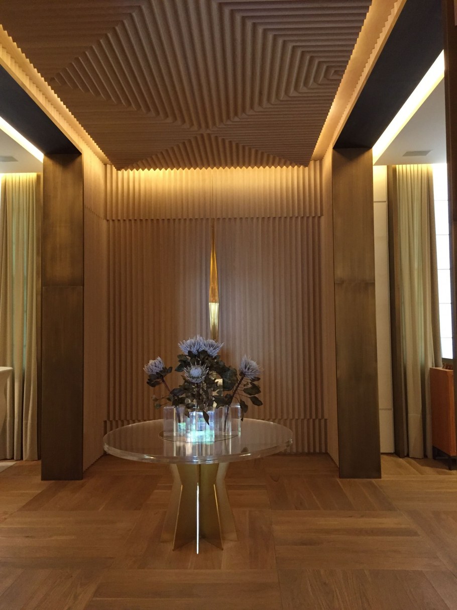 Деревянный потолок с подсветкой