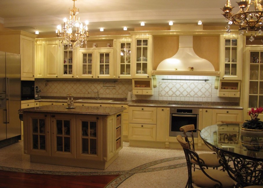 Вытяжка в классической кухне