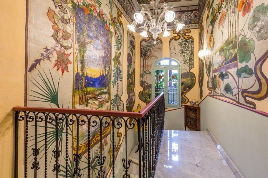 Прихожая в стиле арт нуво