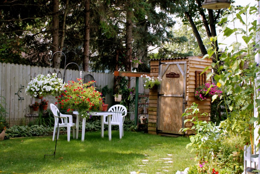 Интерьер садового участка с цветом в Старом стиле