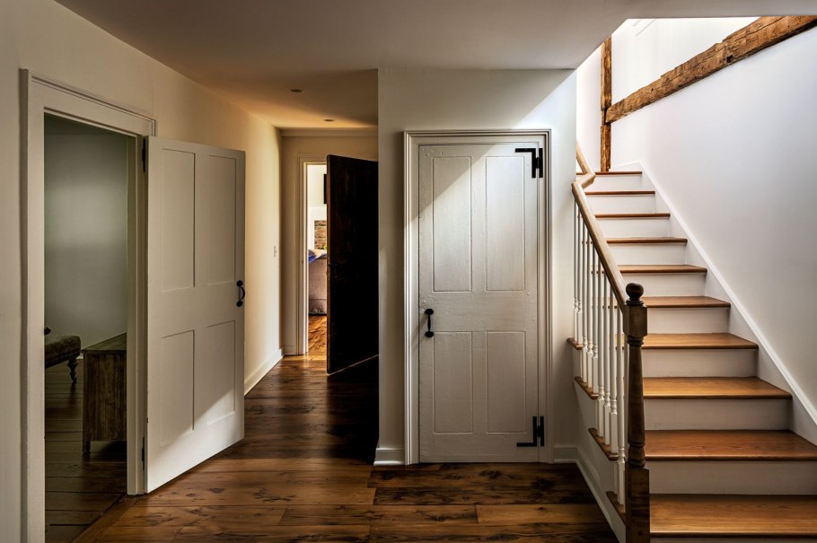 Светлые двери в доме