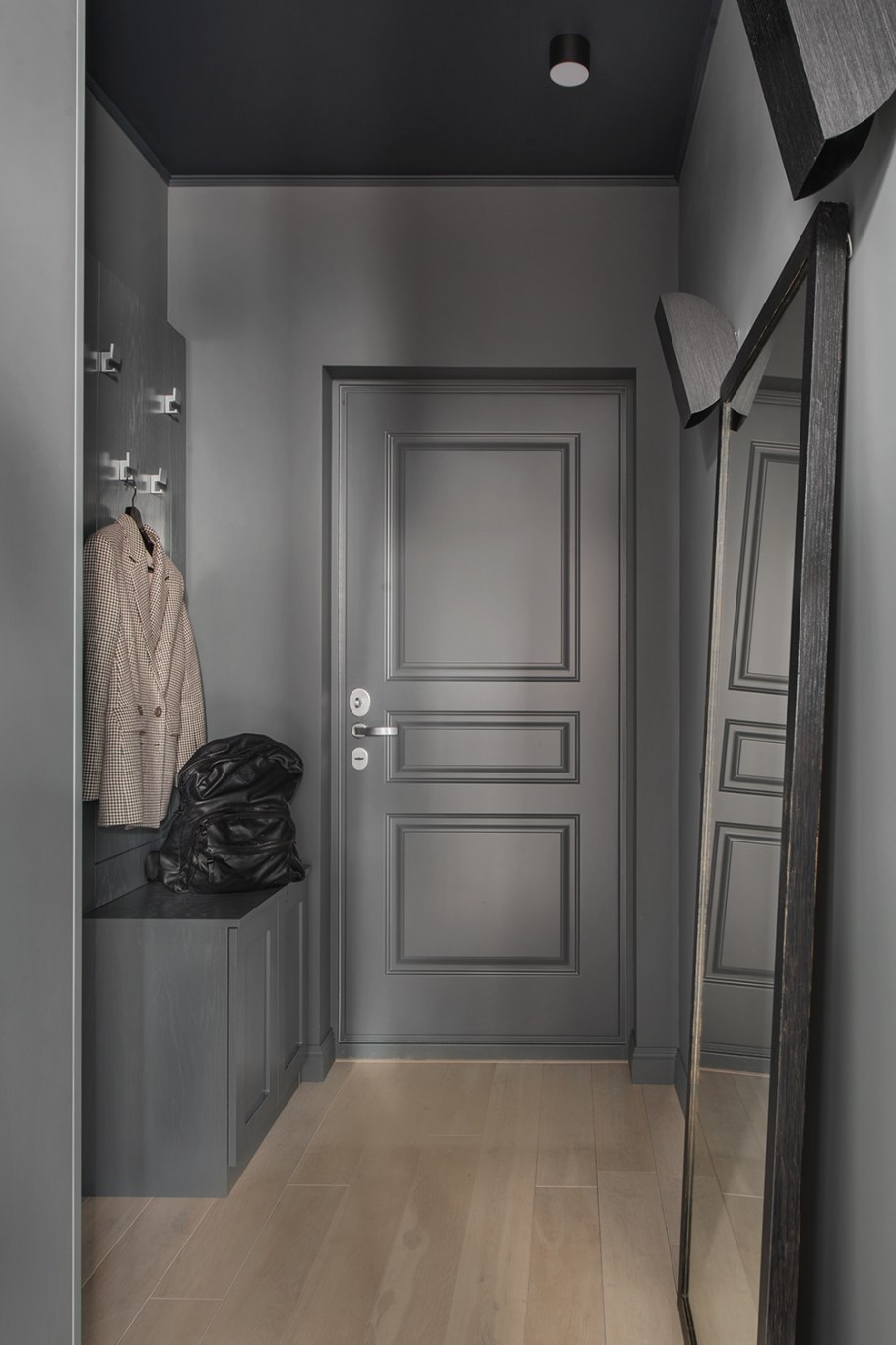 Коридор с серыми дверями