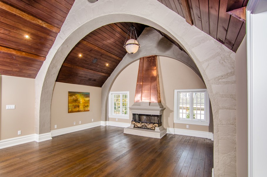 Деревянный арочный потолок