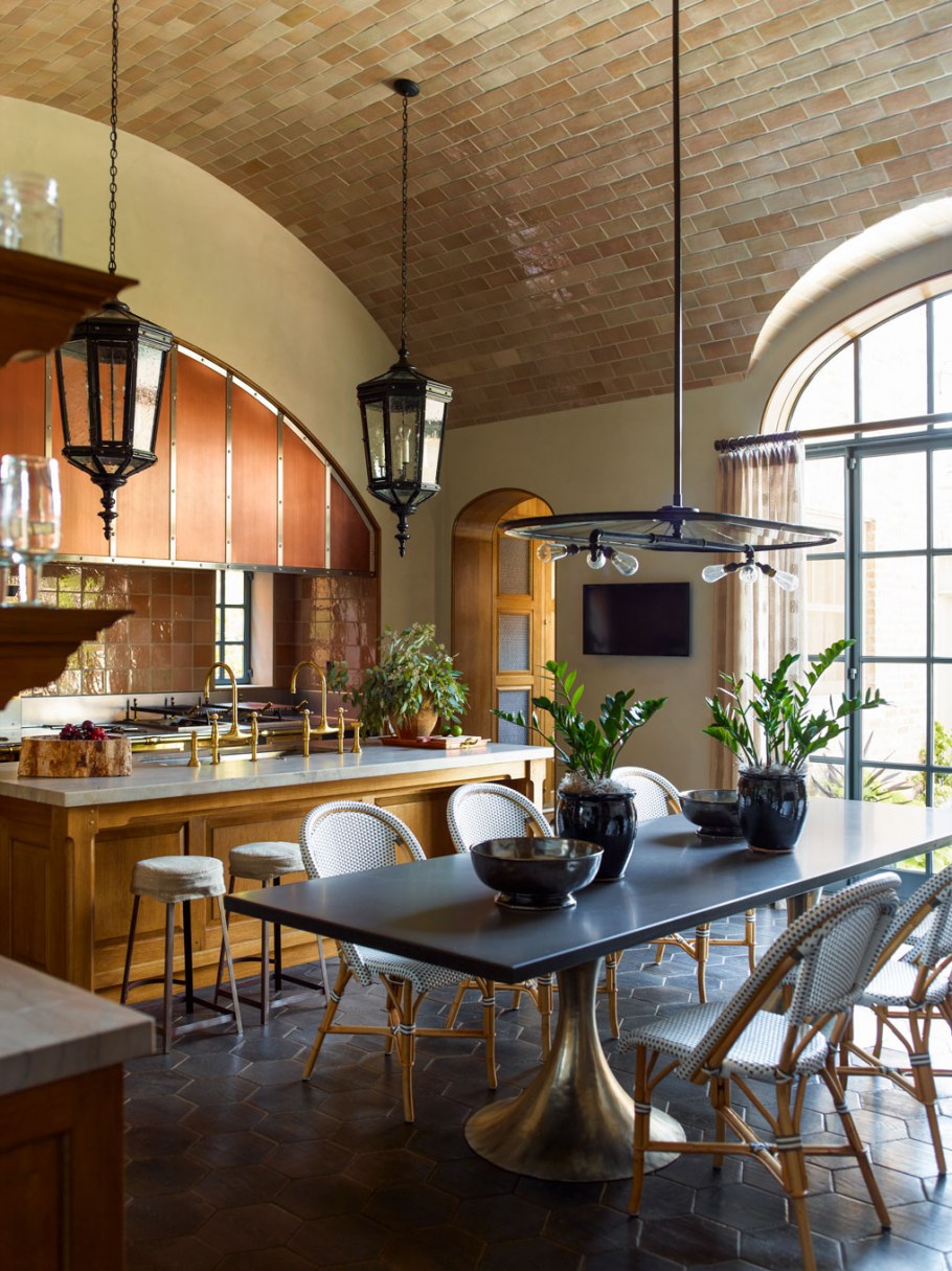 Сводчатый потолок каменный