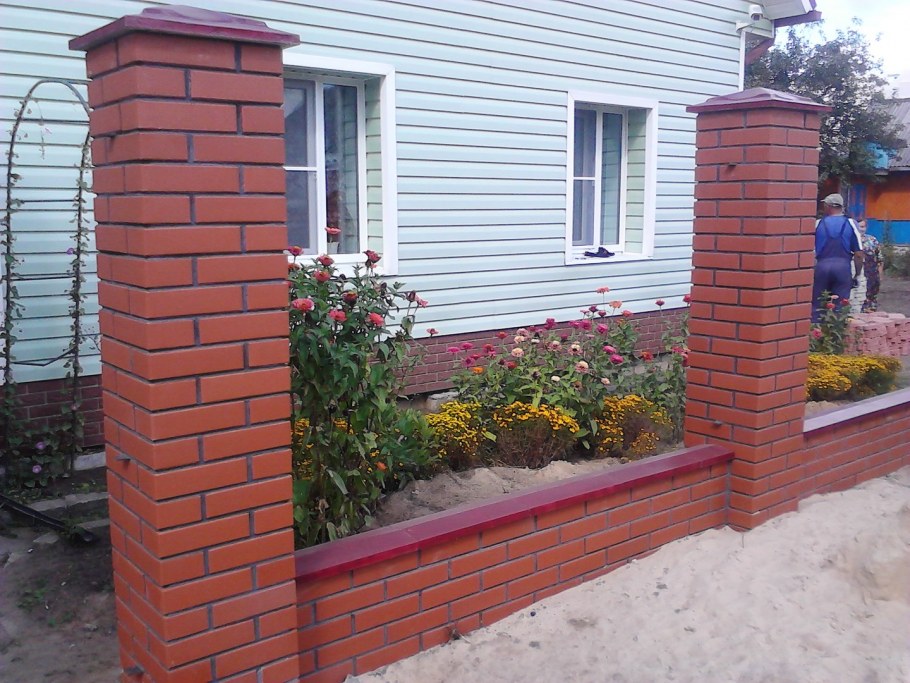 Забор из красного кирпича