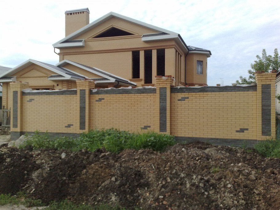 Красивый кирпичный забор